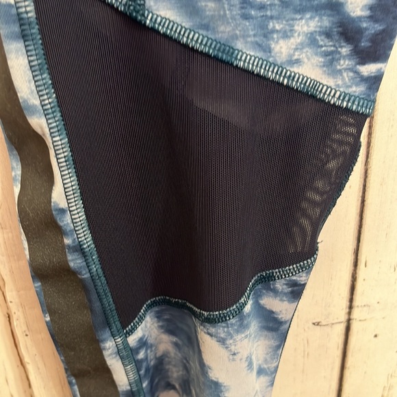 🌻 Lululemon Size 4 Cropped Leggings Reflective Side stripes Mesh Navy and Gray - Picture 11 of 14
